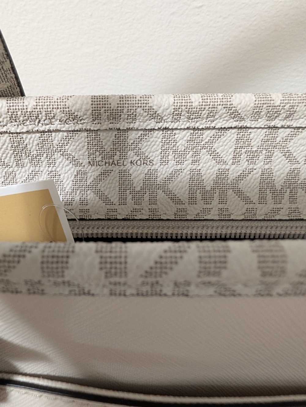 NWT Michael Kors Jet Set Tote  Cream and White Saffiano Tote with Gold Hardware - Picture 5 of 10